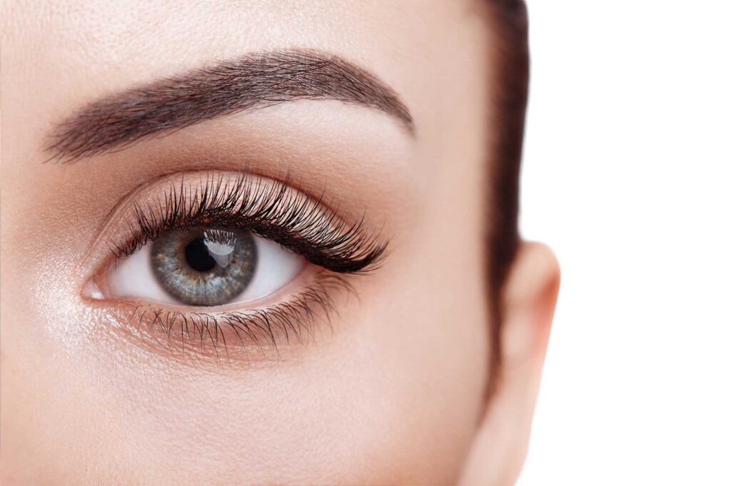 Natürliches Augenlifting ohne Skalpell mit straffer Augenpartie und betontem Wimpernkranz.