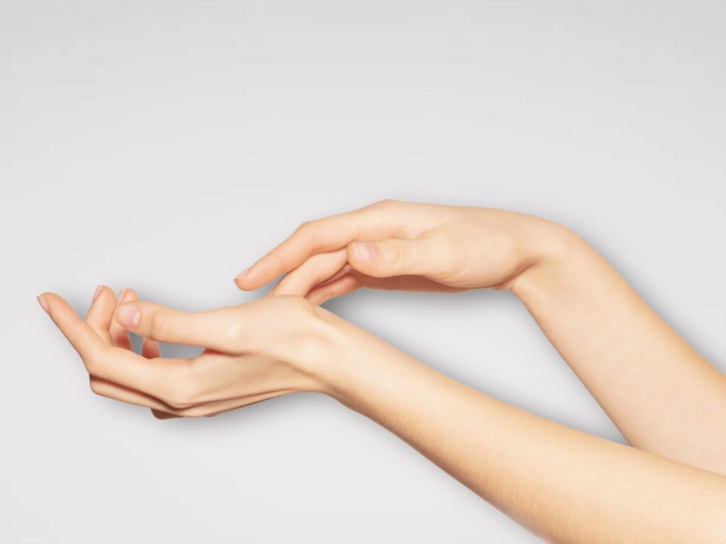 Hände einer jungen Frau nach der Handverjüngung ohne OP in der Schönheitsklinik ConceptYOU