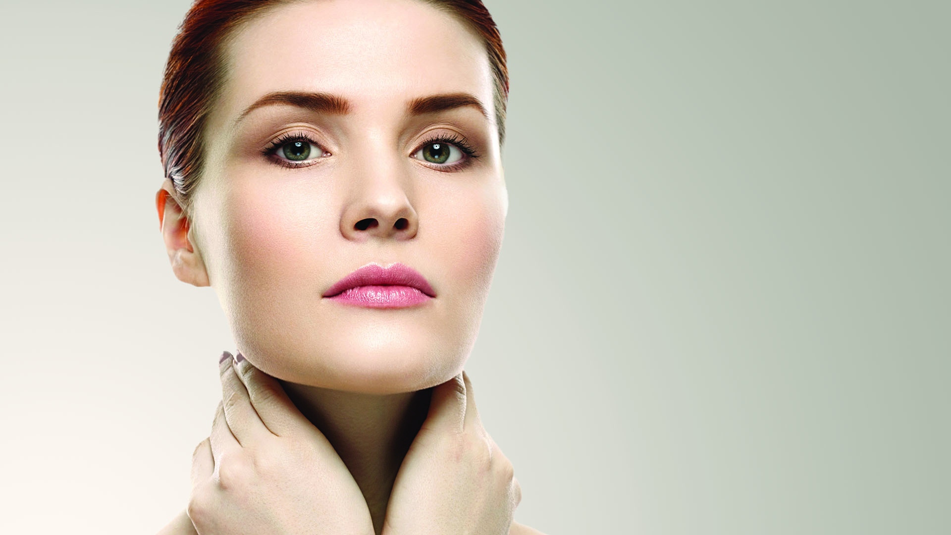 Wangen aufspritzen - Gesicht einer jungen Frau im Porträt