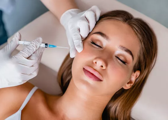 Microneedling mit PRP während einer PRP-Gesichtsbehandlung zur Unterstützung von Kollagenaufbau und Hauterneuerung