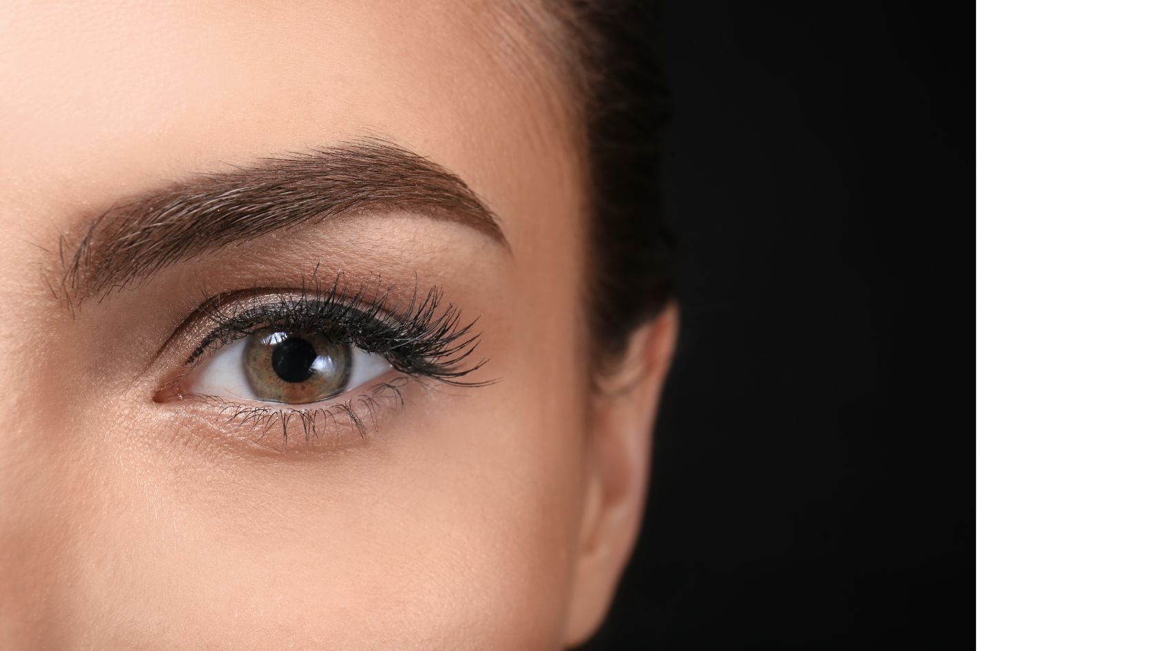 Augenbraue einer Frau in der Nahaufnahme