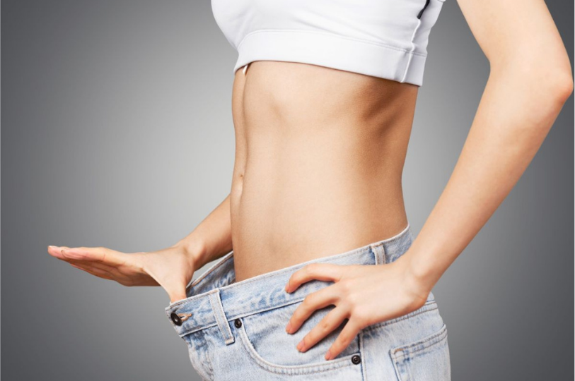Frau mit zu weiter Hose nach Gewichtsverlust – Symbolbild für schnell abnehmen und nachhaltige Ergebnisse