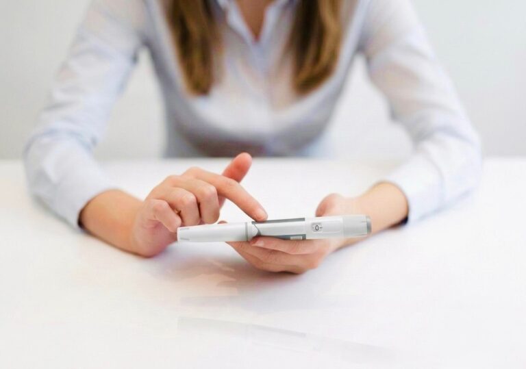 Junge Frau hält Abnehmspritze in Händen